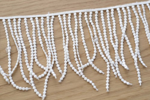 Dekorativ blonde – hvit, 10–13 cm bred og 50cm lang