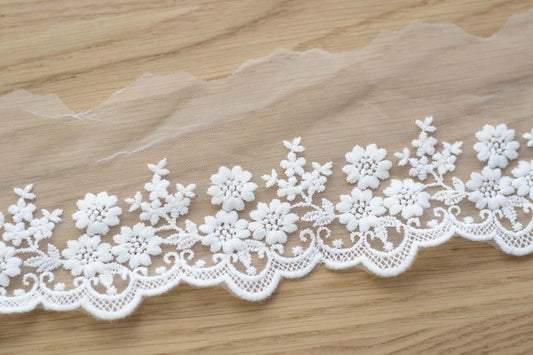 Brodert tyllblonde – hvit, 9 cm x 50 cm