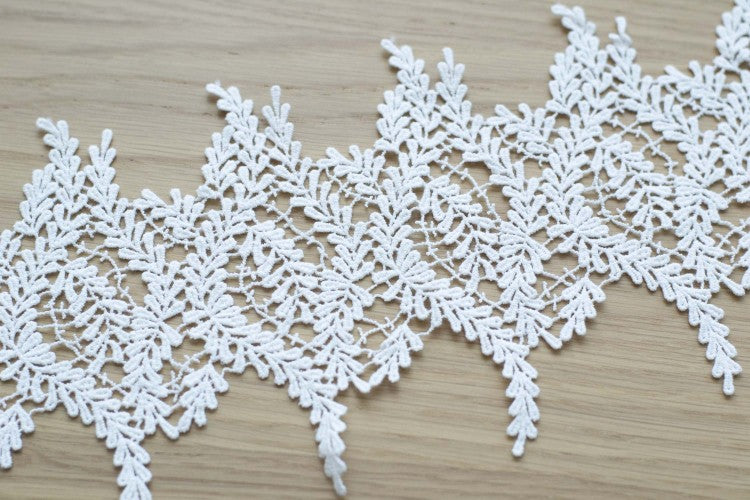 Dekorativ blonde - hvit | 13 cm bred | 50 cm lang