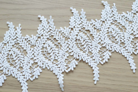 Dekorativ blonde - hvit | 13 cm bred | 50 cm lang