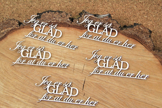 Chipboard -  Innskripsjon - Jeg er så glad for at du er her (5stk)