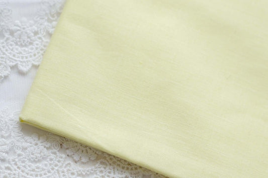 Ferdig stivnet bomullsstoff – perfekt til stoffblomster - pastelgul