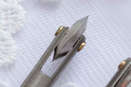 Formingsspiss til stoffblomster – rillet hjul med spor